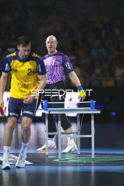 Mikael Appelgren (#1; Team Apfel) beim Tischtennis-Showact in der SAP Arena