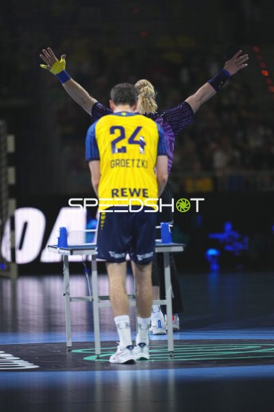 Patrick Groetzki (#24; Team Johnny) jubelt mit erhobenen Armen