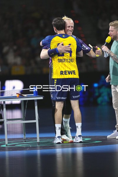 Patrick Groetzki (#24; Team Johnny) und Mikael Appelgren beim herzlichen Jubel