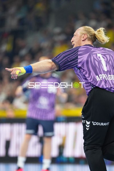 Mikael Appelgren (#1; Team Apfel) dirigiert seine Abwehr in der SAP Arena