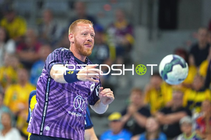 Jim Gottfridsson (#24; Team Apfel) beim Passspiel in der SAP Arena