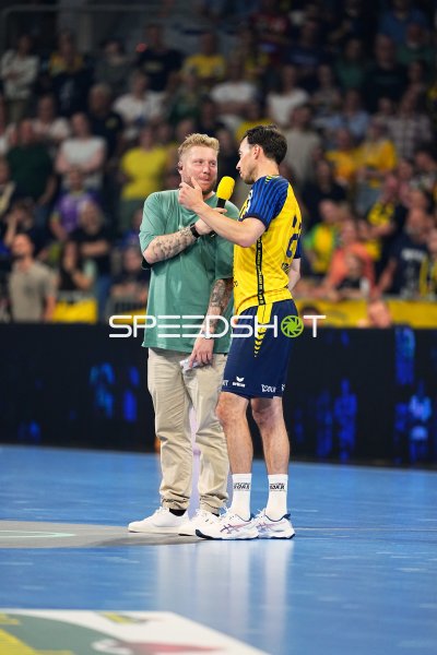 Kevin Gerwin interviewt einen Spieler von Team Johnny in der SAP Arena