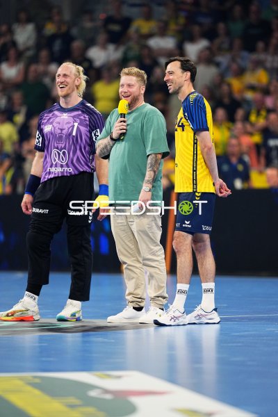 Patrick Groetzki (#24; Rhein Neckar Löwen) und Mikael Appelgren (#1; Team Apfel) mit Moderator Kevin Gerwin