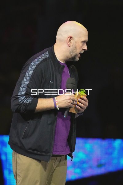 Moderator mit Mikrofon bei Veranstaltung in der SAP Arena Mannheim