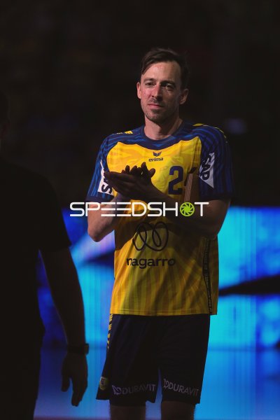 Patrick Groetzki (#24; Rhein Neckar Löwen) applaudiert in der SAP Arena