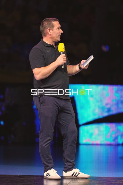 Moderator mit Mikrofon bei Veranstaltung in der SAP Arena Mannheim