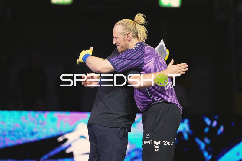 Mikael Appelgren (#1; Team Apfel) in herzlicher Umarmung in der SAP Arena