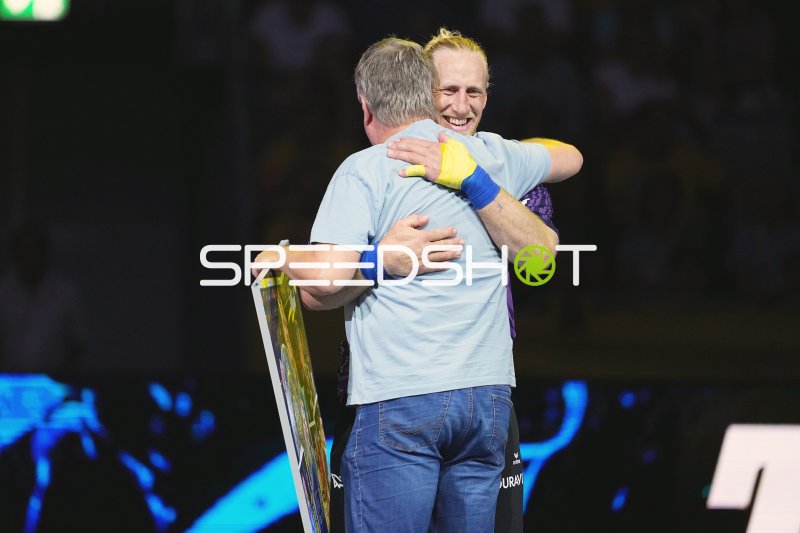 Mikael Appelgren (#1; Team Apfel) umarmt eine Person bei der Siegerehrung