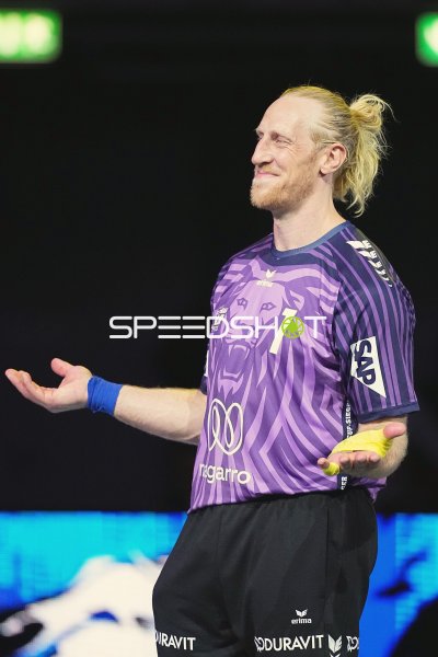 Mikael Appelgren (#1; Team Apfel) mit lächelnder Geste in der SAP Arena