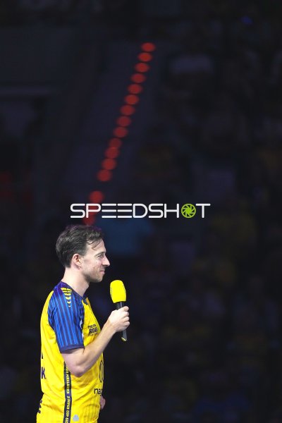 Patrick Groetzki (#24; Team Johnny) mit Mikrofon in der SAP Arena