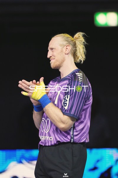 Mikael Appelgren (#1; Team Apfel) applaudiert in der SAP Arena