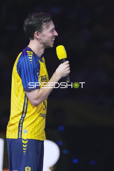 Patrick Groetzki (#24; Rhein Neckar Löwen) mit Mikrofon in der SAP Arena
