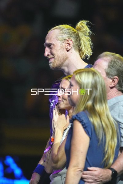Mikael Appelgren (#1; Team Apfel) mit Familie bei emotionalem Moment