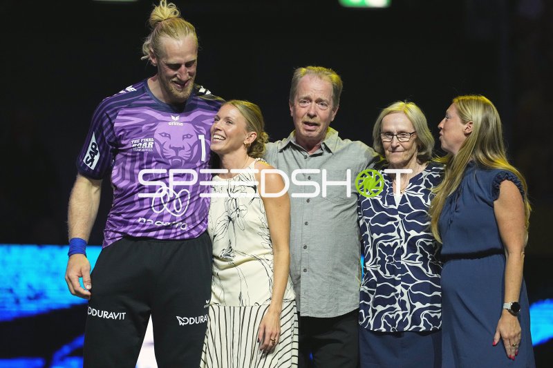 Mikael Appelgren (#1; Team Apfel) mit Familie bei Zeremonie in der SAP Arena