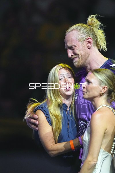 Mikael Appelgren (#1; Team Apfel) in emotionalem Moment mit Familie