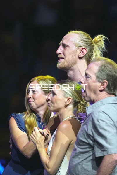 Mikael Appelgren (#1; Team Apfel) mit Familie bei emotionalem Moment