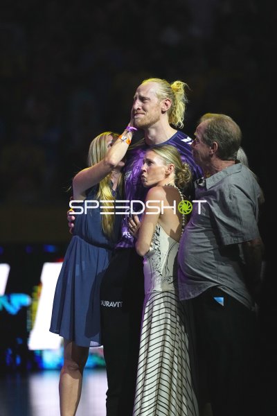 Mikael Appelgren (#1; Team Apfel) im emotionalen Moment mit Familie