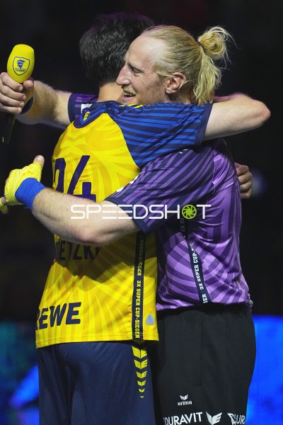 Mikael Appelgren (#1; Team Apfel) umarmt Spieler von Team Johnny nach dem Spiel