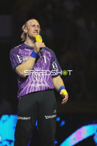 Mikael Appelgren (#1; Team Apfel) spricht ins Mikrofon in der SAP Arena