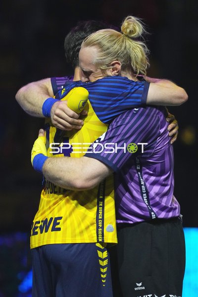 Patrick Groetzki (#24; Team Johnny) und Spieler von Team Apfel in inniger Umarmung