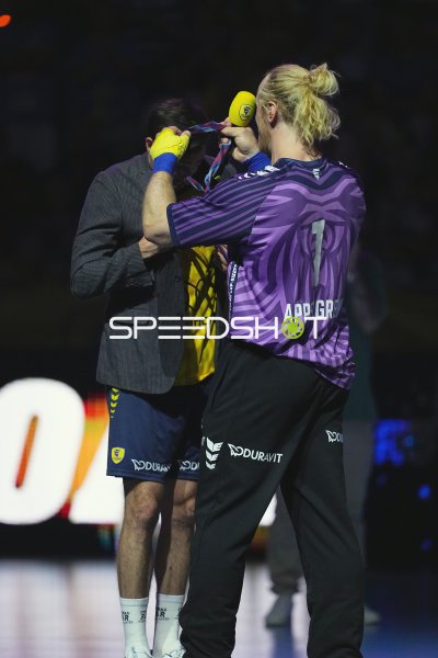 Mikael Appelgren (#1; Team Apfel) bei der Medaillenübergabe in der SAP Arena