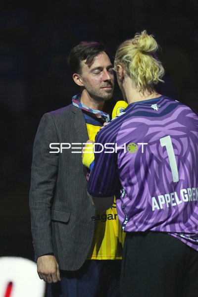 Patrick Groetzki (#24; Rhein Neckar Löwen) und Mikael Appelgren (#1; Team Apfel) nach dem Spiel