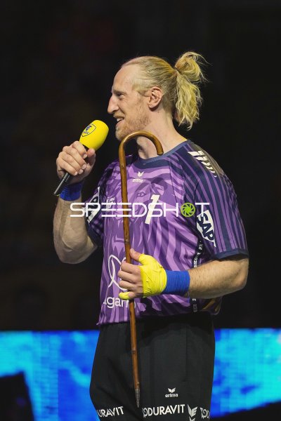 Mikael Appelgren (#1; Team Apfel) mit Mikrofon und Gehstock in der SAP Arena