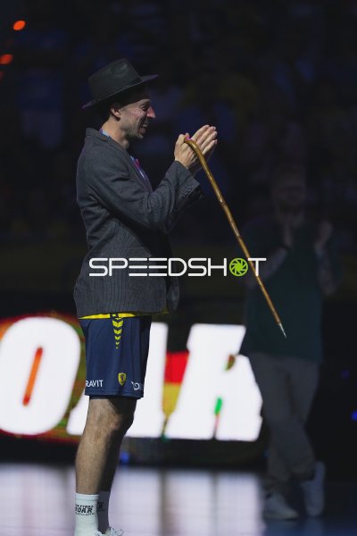 Verkleideter Spieler von Team Johnny mit Hut und Gehstock in der SAP Arena