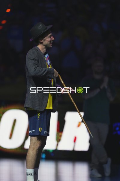 Spieler von Team Johnny in Kostüm bei Showeinlage in der SAP Arena