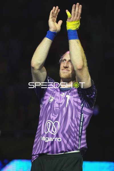 Mikael Appelgren (#1; Team Apfel) jubelt mit erhobenen Händen