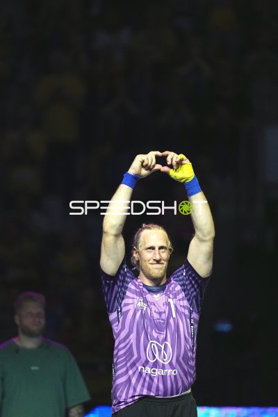 Mikael Appelgren (#1; Team Apfel) formt Herz-Geste für die Fans