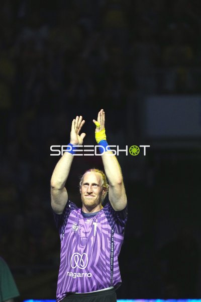 Mikael Appelgren (#1; Team Apfel) jubelt mit erhobenen Armen