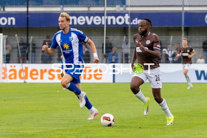 Zweikampf im Ostfriesland Stadion Ricky Jade Jones im Zweikampf gegen Peer Mahncke (Kickers Emden)