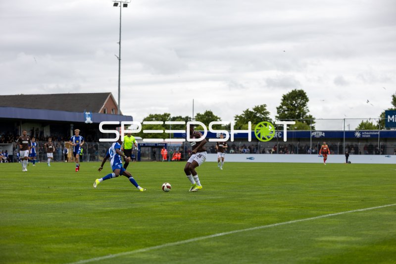 Zweikampf im Ostfriesland Stadion – Kickers Emden gegen den Gegner