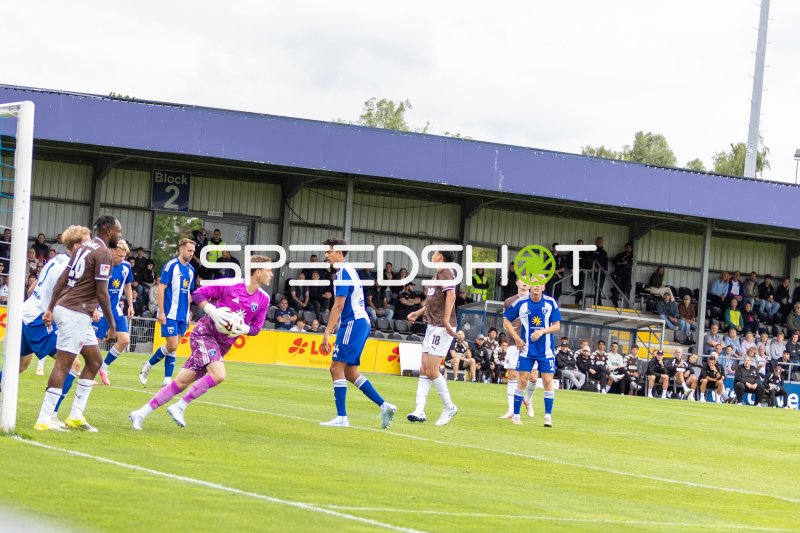 Torwart hält den Ball sicher im Ostfriesland Stadion Emden
