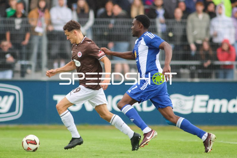 Zweikampf im Ostfriesland Stadion: FC St. Pauli gegen Kickers Emden
