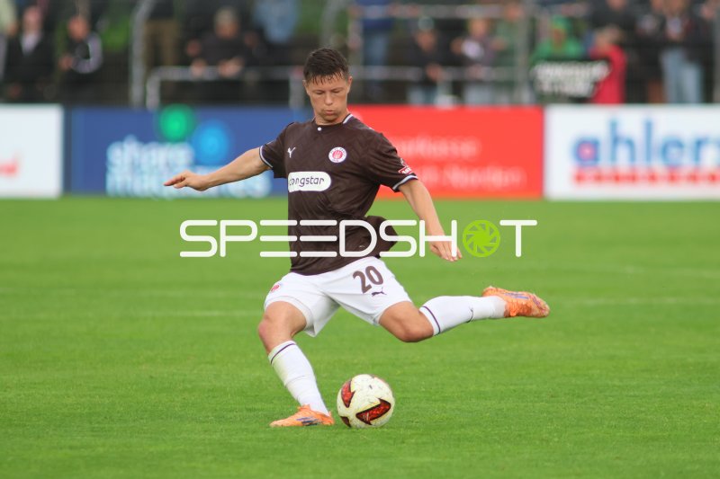Mathias Rasmussen (FC St. Pauli) beim Schussversuch im Ostfriesland Stadion