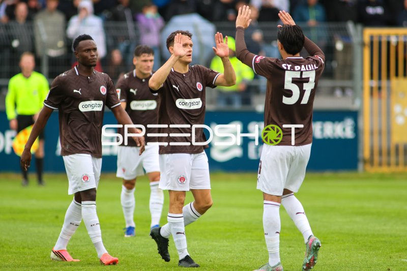 FC St. Pauli Spieler feiern Torerfolg im Ostfriesland Stadion