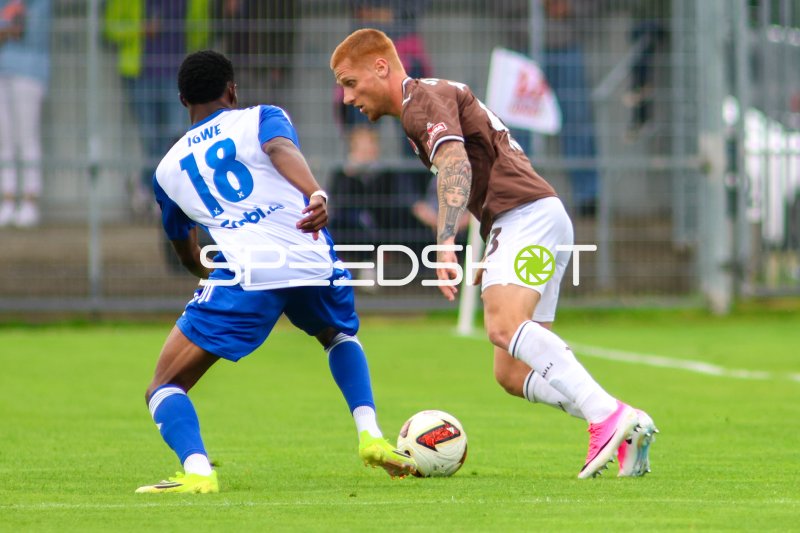 Igwe (#18) im Zweikampf mit Louis Oppie (fcstpauli) ums Leder im Ostfriesland Stadion