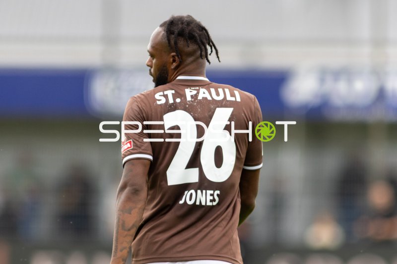 Jones (#26; FC St. Pauli) im Ostfriesland Stadion Emden