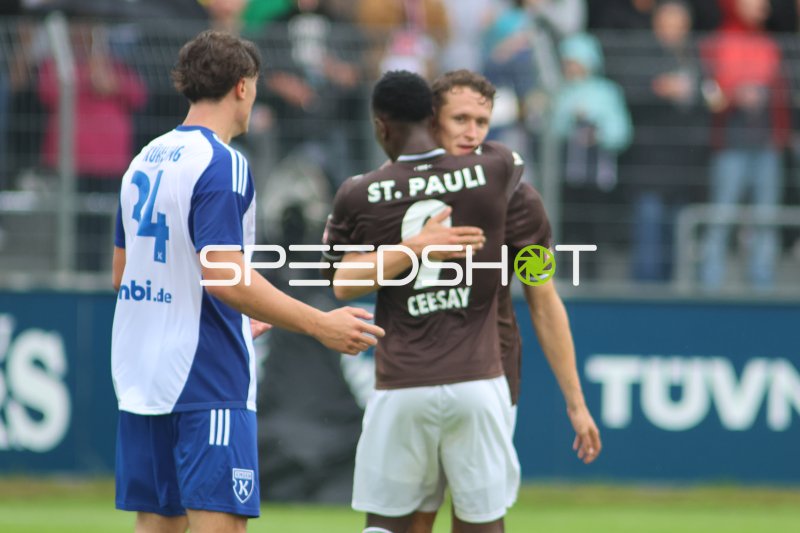 Martijn Kaars und Ceesay (FC St. Pauli) im Gespräch in Emden