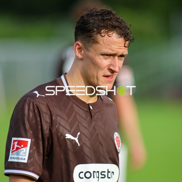 Martijn Kaars im Fokus beim Spiel in Emden