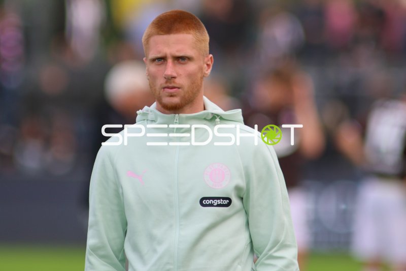 Louis Oppie beim Aufwärmen im Ostfriesland Stadion Emden