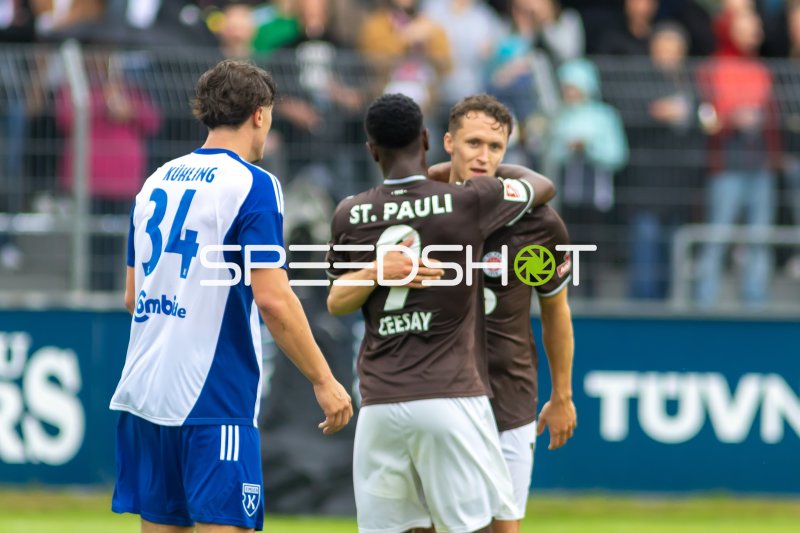 Martijn Kaars und Ceesay (FC St. Pauli) umarmen sich im Ostfriesland Stadion