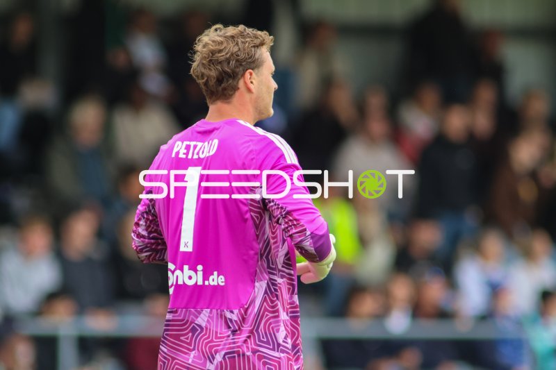 Torwart Petzold (#1) im Ostfriesland Stadion Emden