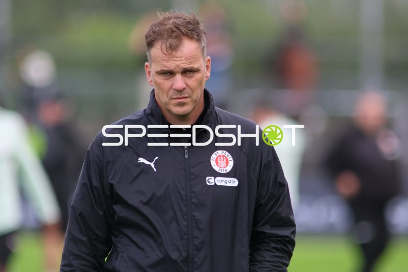 Torwarttrainer Sven van der Jeugt mit ernstem Blick in Emden