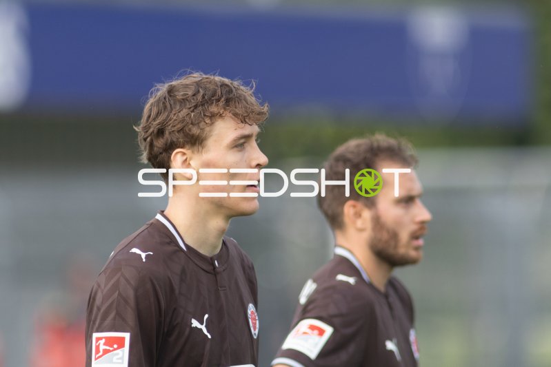 Jannek Westphal und Lars Ritzka (FC St. Pauli) nach dem Spiel