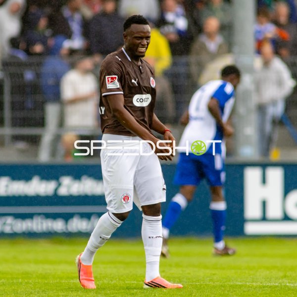 Abdoulie Ceesay (FC St. Pauli) mit sichtbarer Enttäuschung nach einem Fehlversuch