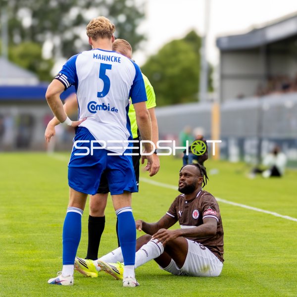 Ricky Jade Jones am Boden nach Zweikampf im Ostfriesland Stadion