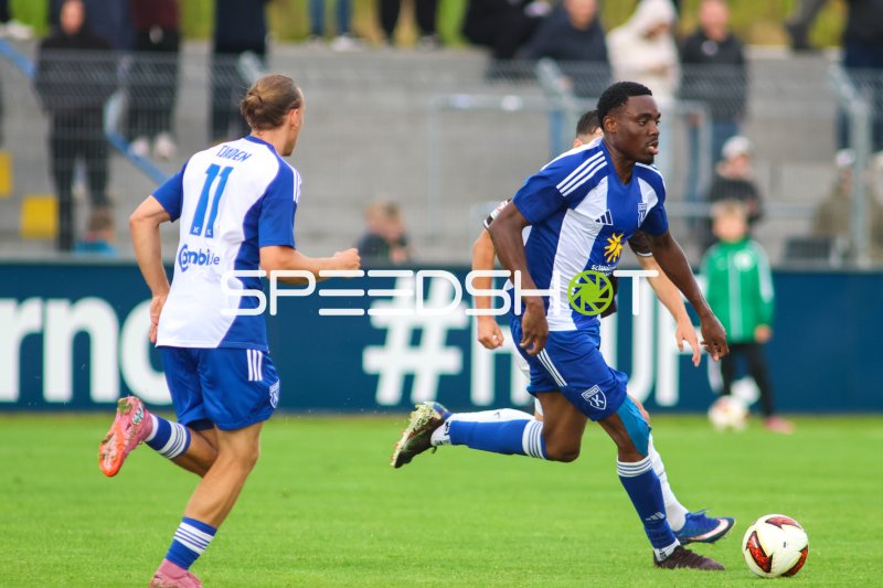 Spieler (#11; Kickers Emden) und Mitspieler im Laufduell im Ostfriesland Stadion